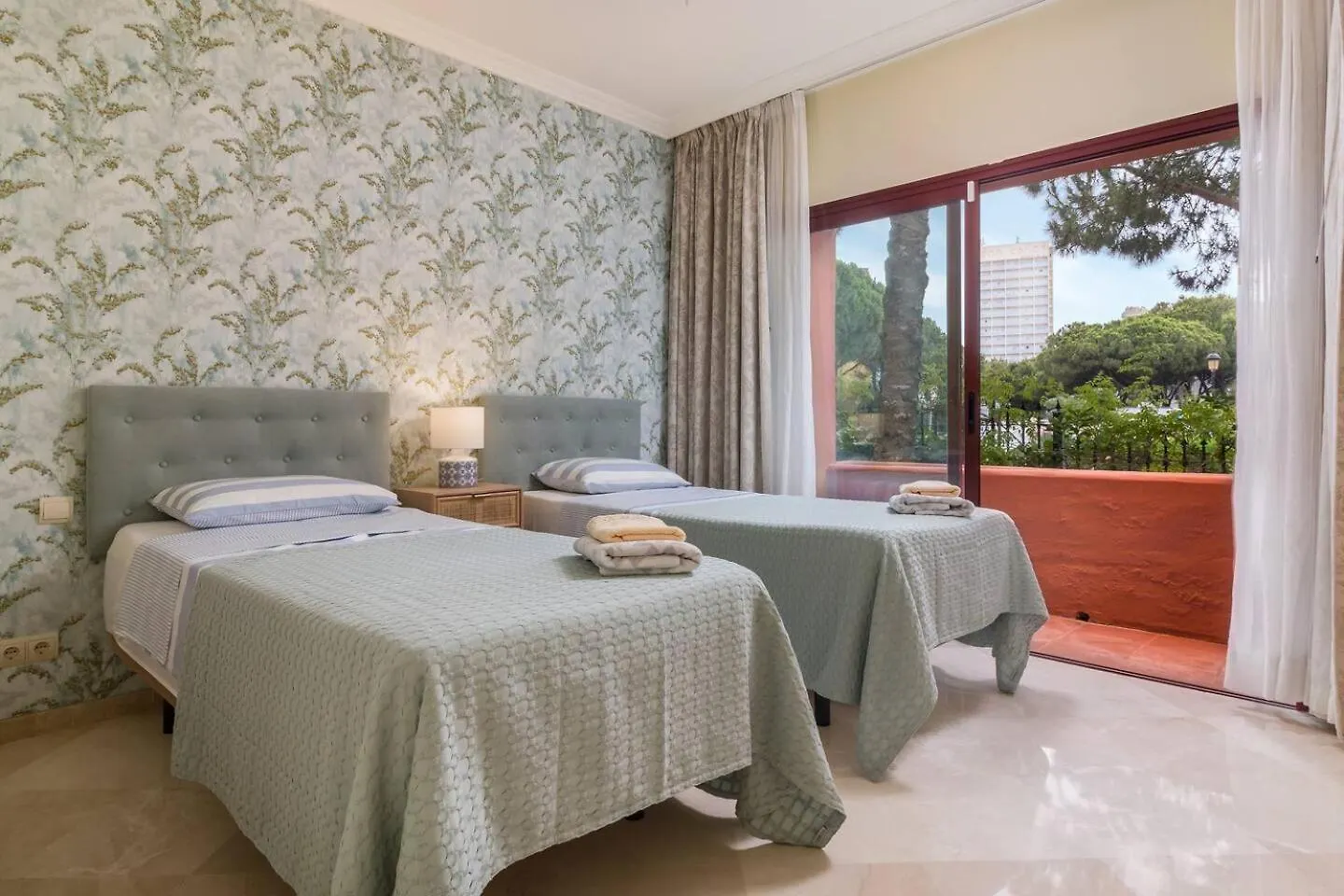 Apartment Beachfront, 3Pools, King Bed, Free Gymparking